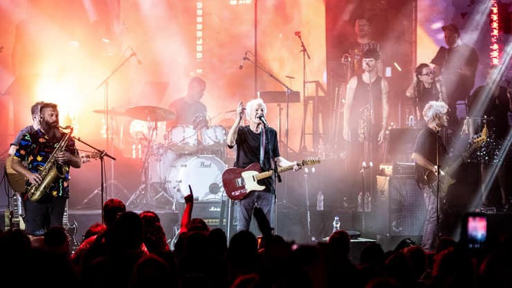 האיזון הנכון בין מה שהקהל מצפה לקבל, ובין מה שחשוב לחנוך להגיד. שלום חנוך במופע לציון 40 שנה ל"מחכים למשיח" (צילום: ליאור כתר) שלום חנוך במופע לציון 40 שנה ל"מחכים למשיח"