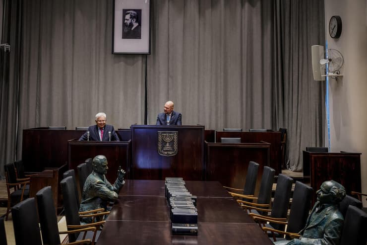 הצצה למוזיאון הכנסת