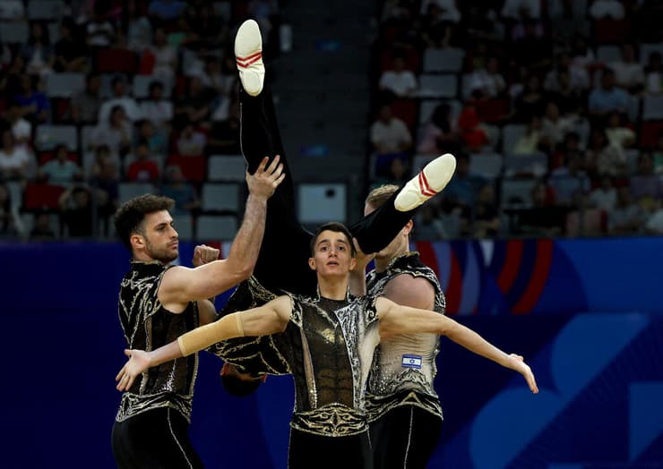 נבחרת האקרובטיקה על ראש הפודיום