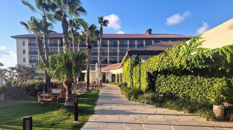 שביל האבנים המטופח בדרך אל המבנה המרכזי האייקוני (צילום: אסף רוזן) דן אכדיה ריזורט