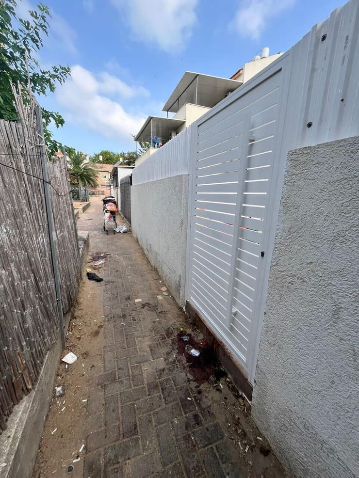 "היה פה פיצוץ אדיר". הזירה באשדוד (צילום: גדי קבלו ) חצר הבית באשדוד אליו נזרק רימון