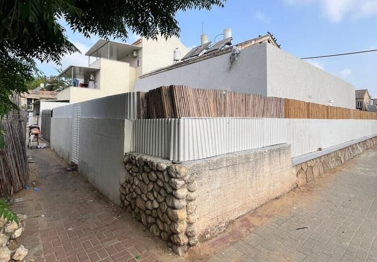 "יש פה נרקומנים בכניסות לבתים" (צילום: גדי קבלו ) חצר הבית באשדוד אליו נזרק רימון