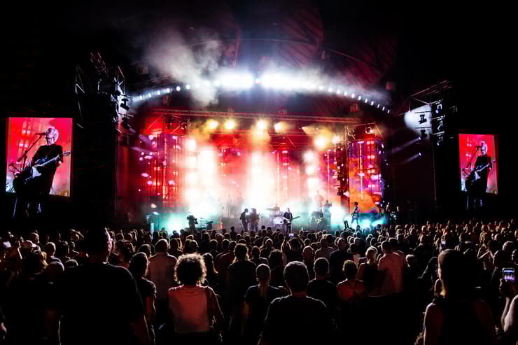 חנוך שב והתגלה בגדולתו. מופע לציון 40 שנה ל"מחכים למשיח" (צילום: ליאור כתר) שלום חנוך במופע לציון 40 שנה ל"מחכים למשיח"