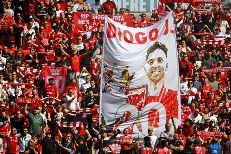 שלט לזכרו של דיוגו ז'וטה (צילום: Clive Mason/Getty Images) דיוגו ז'וטה