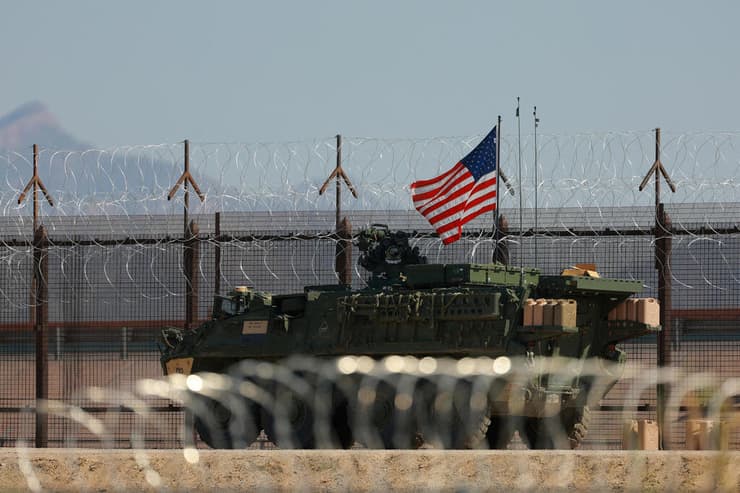 רכב משוריין מדגם סטרייקר  ב גבול של ארה"ב עם מקסיקו 7 ביולי