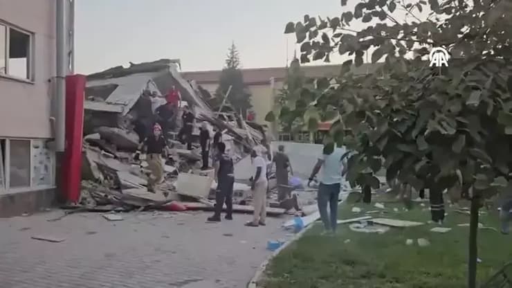 בית שקרס ב רעידת אדמה טורקיה במחוז בליקסיר