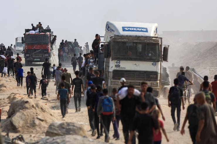 צילום: REUTERS/Dawoud Abu Alkas הכנסת סיוע הומניטרי לרצועת עזה