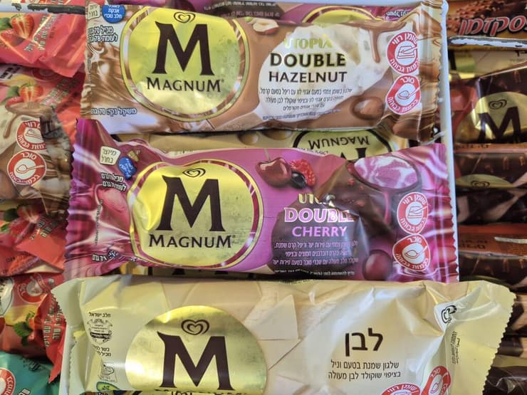 למטה: שמנת תוצרת הארץ. למעלה: שומן צמחי מפולין. המוצר קטן יותר, ללא שמנת – אך המחיר לא ירד  