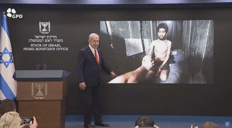 נתניהו מציג את תמונתו של אביתר דוד (צילום: לע"מ) בנימין נתניהו נאום לתקשורת הזרה