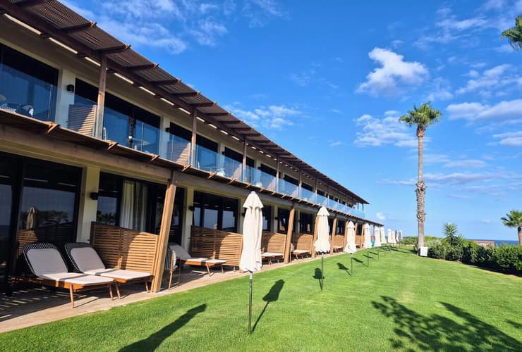 המבנה הדרומי של מתחם ה-Chalet - חדרים עם מרפסת או יציאה לדשא (צילום: אסף רוזן) דן אכדיה ריזורט