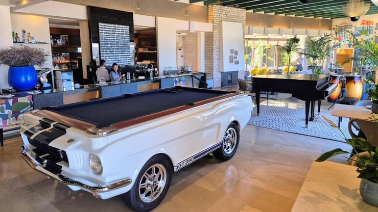 שולחן פול בצורת מכונית בלובי השיקי (צילום: אסף רוזן) דן אכדיה ריזורט