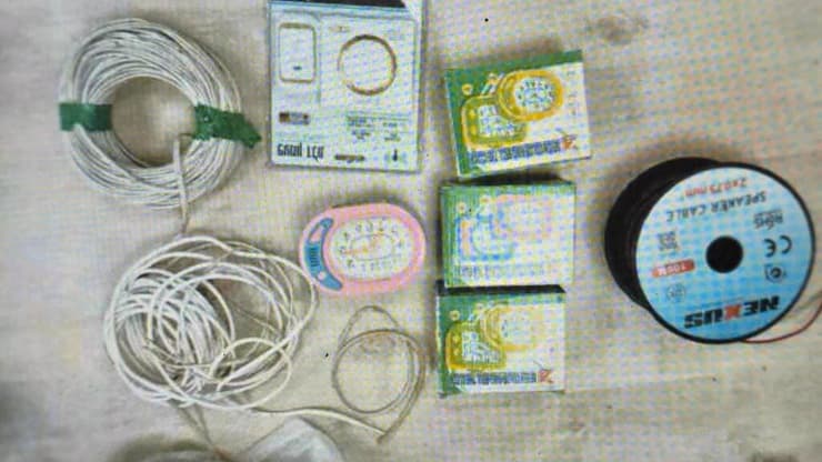 הפריטים שאותרו על ידי המשטרה ושב"כ (צילום: דוברות המשטרה ) אב ובן נעצרו בחשד לתכנון מספר פיגועים נגד כוחות הביטחון