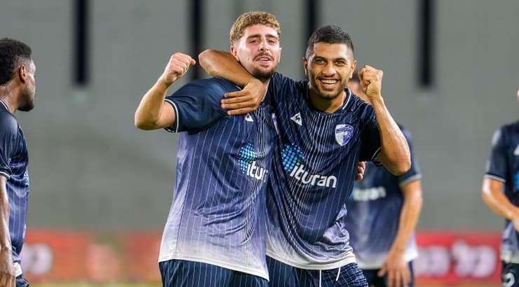 שחקני עירוני קריית שמונה חוגגים עם ג'ואהד חלבי