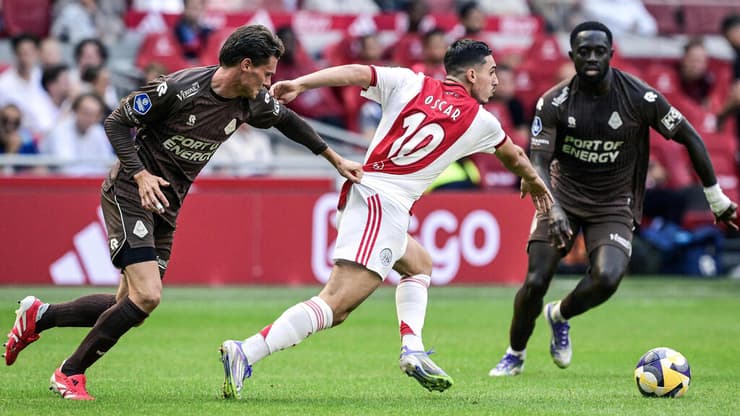 "צריך מבנה גוף מסוים". גלוך מול שחקני טלסטאר (צילום: Olaf Kraak / ANP / AFP) גלוך