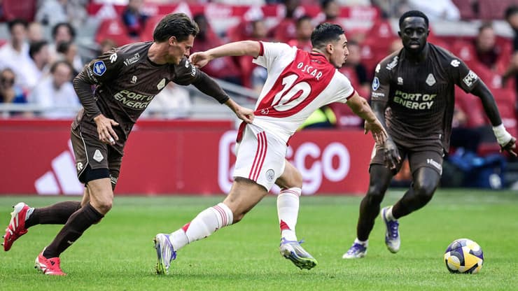 גלוך במשחק הפתיחה של איאקס העונה בהולנד (צילום: Olaf Kraak / ANP / AFP) גלוך