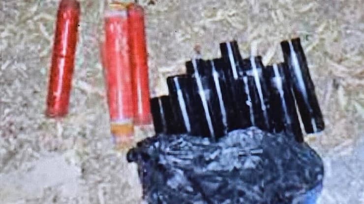 הפריטים שאותרו על ידי המשטרה ושב"כ (צילום: דוברות המשטרה ) אב ובן נעצרו בחשד לתכנון מספר פיגועים נגד כוחות הביטחון