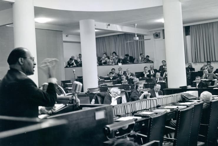 מנחם בגין נואם בישיבת הכנסת החמישית