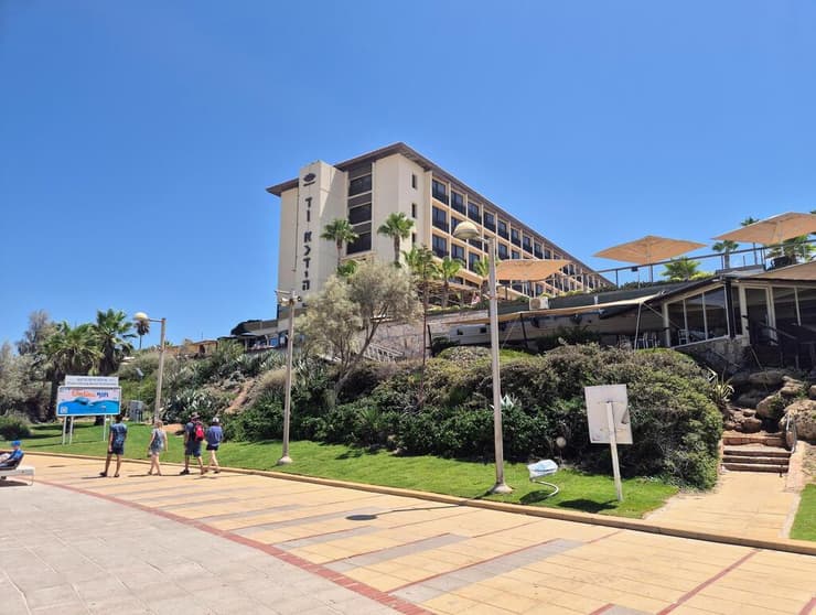 המדרגות שמחברות את המלון לטיילת (צילום: אסף רוזן) דן אכדיה ריזורט