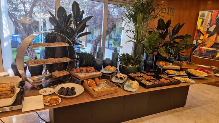 נשנושים בלובי שזמינים במשך כל היום (צילום: אסף רוזן) דן אכדיה ריזורט