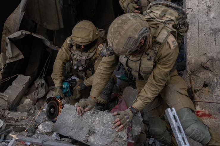 לוחמי פיקוד העורף בלחימה ברצועת עזה. "עם כל אוגדה מתמרנת היה גדוד שלנו שנכנס פנימה" (צילום: דובר צה"ל) לוחמי ולוחמות יחידת חילוץ והצלה של פיקוד העורף ברצועת עזה