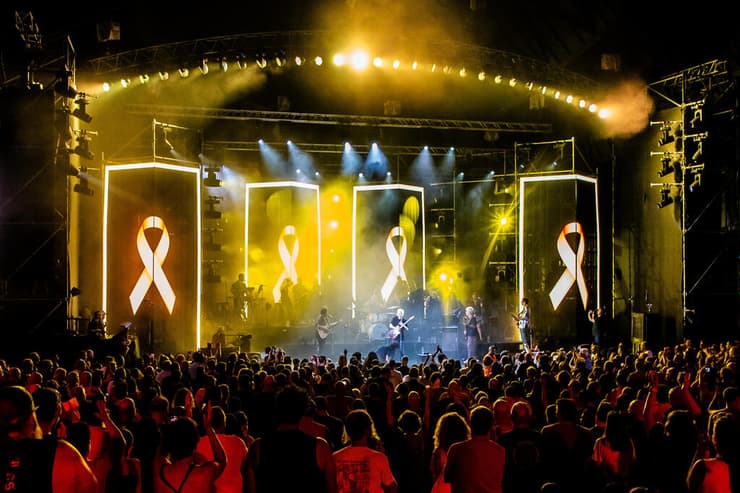 אמפי מלא ואוהב הרגיש שלמרות שהמדינה שלו עברה תאונה חזיתית, אולי יש בכל זאת גם קצת תקווה. שלום חנוך במופע לציון 40 שנה ל"מחכים למשיח" (צילום: ליאור כתר) שלום חנוך במופע לציון 40 שנה ל"מחכים למשיח"