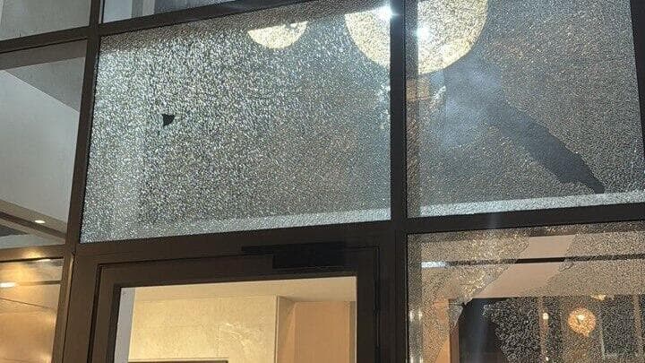 חלון לובי הבניין מנופץ