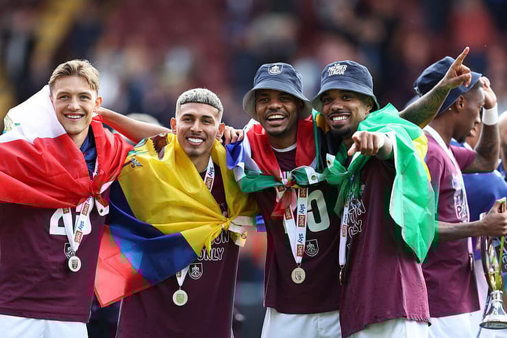 שחקני ברנלי חוגגים את העלייה לפרמייר-ליג