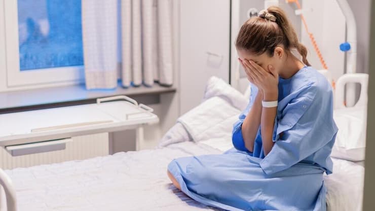 המחקר שגילה - חרדה טרום-ניתוחית משפיעה על הכאב שאחריו (צילום: shutterstock) אישה בחרדה לפני ניתוח