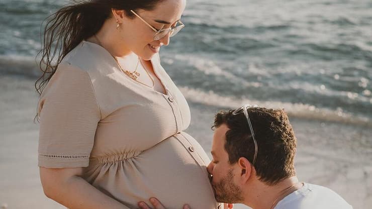 דנה סולומון ובעלה יוסי, הישראלית הראשונה שהרתה לאחר טיפול CAR-T נגד סרטן (צילום: שחר תמיר, Studiotopic) דנה סולומון ובעלה יוסי, הישראלית הראשונה שהרתה לאחר טיפול CAR-T נגד סרטן