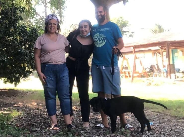 כל המשפחה התגייסה. שחאני עם אחותו נעמה והאחיינית חזי שחאני נחל עוז