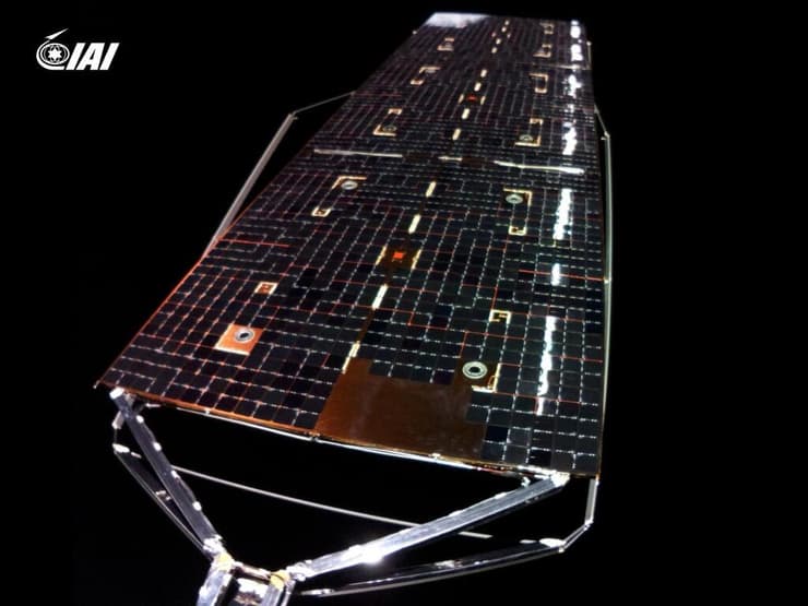 פאנל סולארי של הלוויין הישראלי