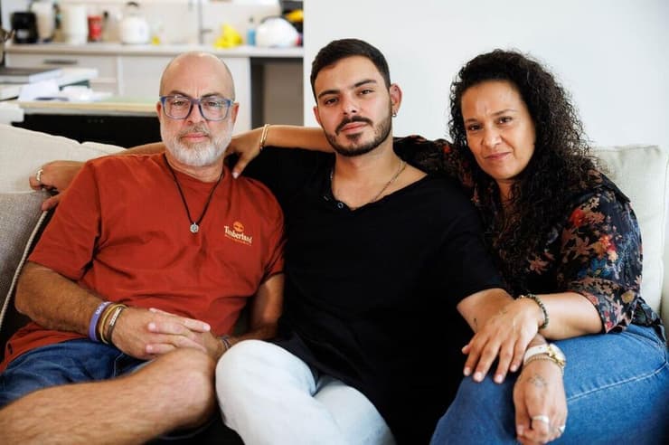 עומר ונקרט עם אימו ניבה ואביו שי 