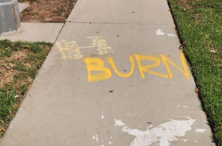 הכתובת "BURN" בשביל המוביל למבנה (צילום: IAC) הכתובת "BURN" בשביל המוביל למבנה