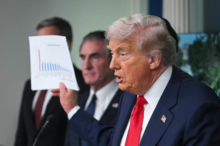 טראמפ במסיבת עיתונאים בוושינגטון