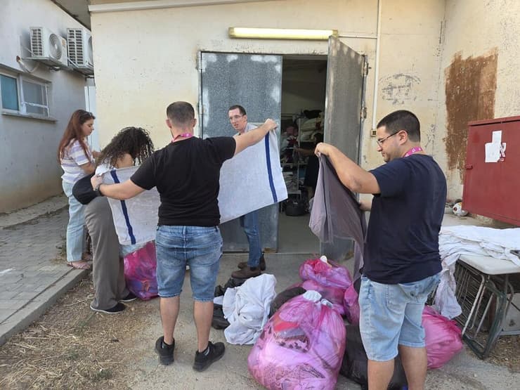 מתנדבים - מכירים - ומתאהבים. משתתפי הפרויקט במהלך ההתנדבות   