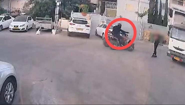 תיעוד: אב ובנו יורים כ-13 כדורים לעבר אדם ביישוב איכסאל