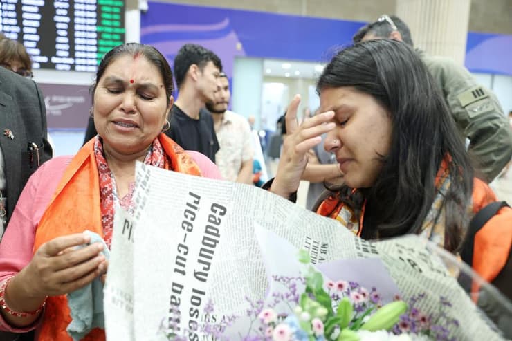 "אין לביפין שום קשר למלחמה". דומעות בנתב"ג, לאחר הנחיתה (צילום: דנה קופל) פדמה ופושפה ג'ושי, אימו ואחותו של החטוף הנפאלי ביפין ג'ושי בנתב"ג
