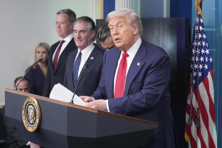 טראמפ במסיבת עיתונאים בוושינגטון