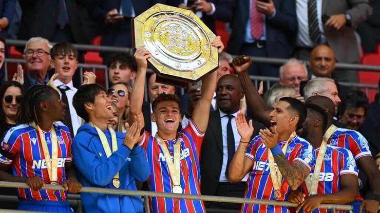 תואר שני בתולדות המועדון - בתוך שלושה חודשים. דבני מניף את מגן הקהילה (צילום: Clive Mason/Getty Images) דבני מניף את מגן הקהילה