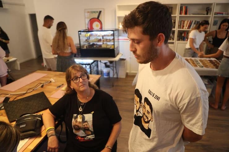 לירן צדיקביץ' ומכבית ביריד. "לדאוג שלא ישכחו אותם" (צילום: מוטי קמחי) לירן צדיקביץ' ומכבית ביריד. "לדאוג שלא ישכחו אותם"