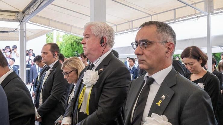 שגרירי ישראל וארה"ב ביפן יושבים זה לצד זה בטקס לזכר נספי הטלת פצצת האטום על העיר נגאסקי