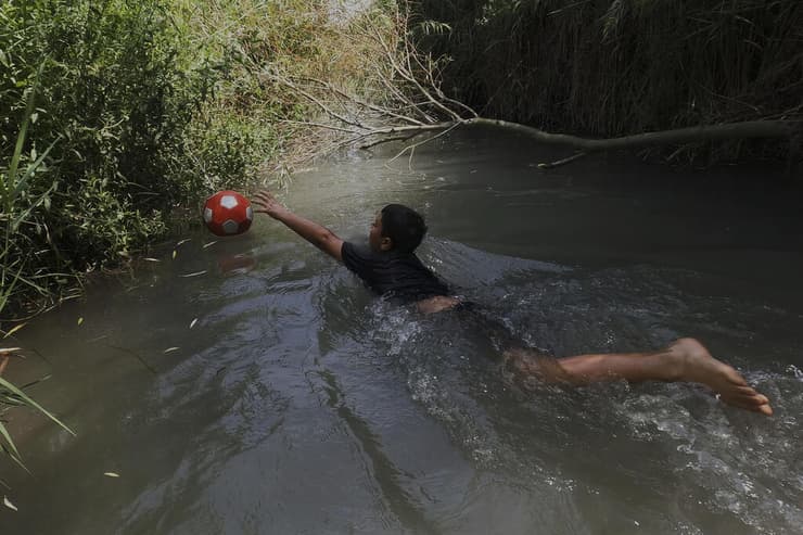 ילד שוחה במעיינות עין אביאל