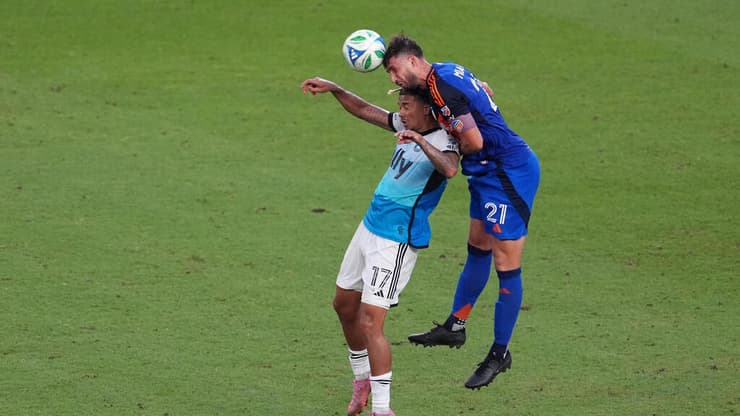 בישול מכריע שסידר שלוש נקודות יקרות. עידן טוקלומטי (צילום: Kareem Elgazzar/Reuters) שחקן שארלוט עידן טוקלומטי