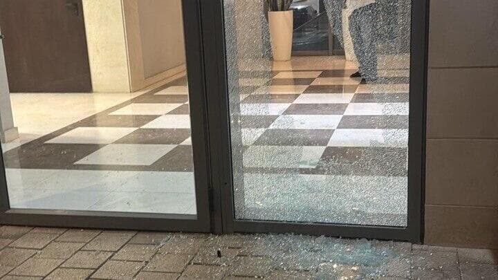 חלון לובי הבניין מנופץ