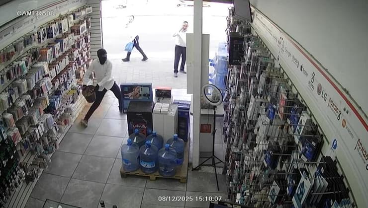 צעיר חרדי מחליק בזמן שנכנס להשחית חנות סלולר. מתוך הסרטון