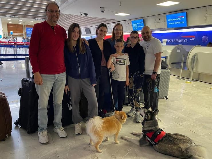 אדמונדו שעיו (מימין) עם בני משפחתו, כולל הכלבים (צילום: הסוכנות היהודית מקסיקו) אדמונדו שעיו (מימין) עם בני משפחתו, כולל הכלבים