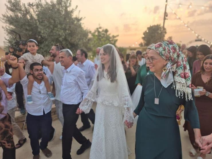 חתונתם של מרדכי ואמונה אחותו של אבינתן אור