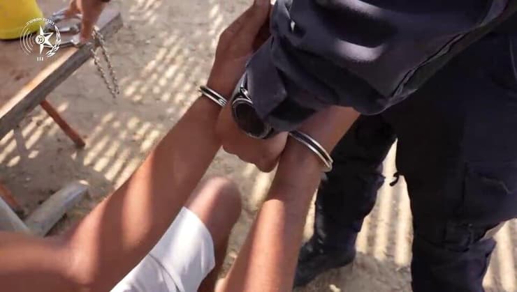 שלושה חשודים נעצרו בחשד לגביית דמי חסות על שימוש בחוף ציבורי