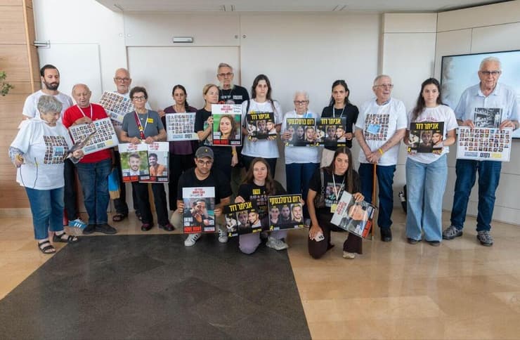 שורדי שואה ומשפחות החטופים במחאה בכנסת בקריאה לשחרור החטופים