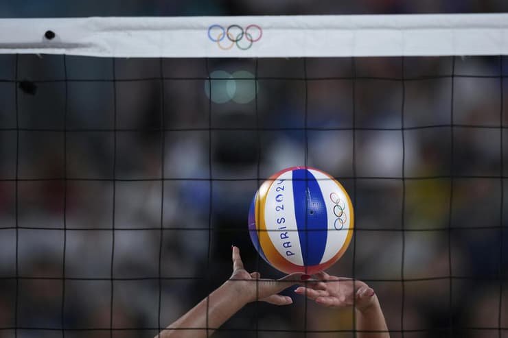 על דבר כזה באמת שטרם שמענו (צילום: AP Photo/Louise Delmotte) כדורעף